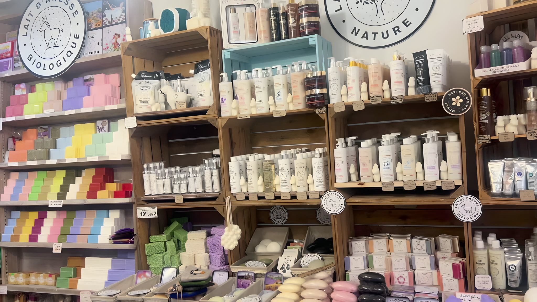Rayon lait d'ânesse biologique : savons et soins présentés dans des caisses en bois