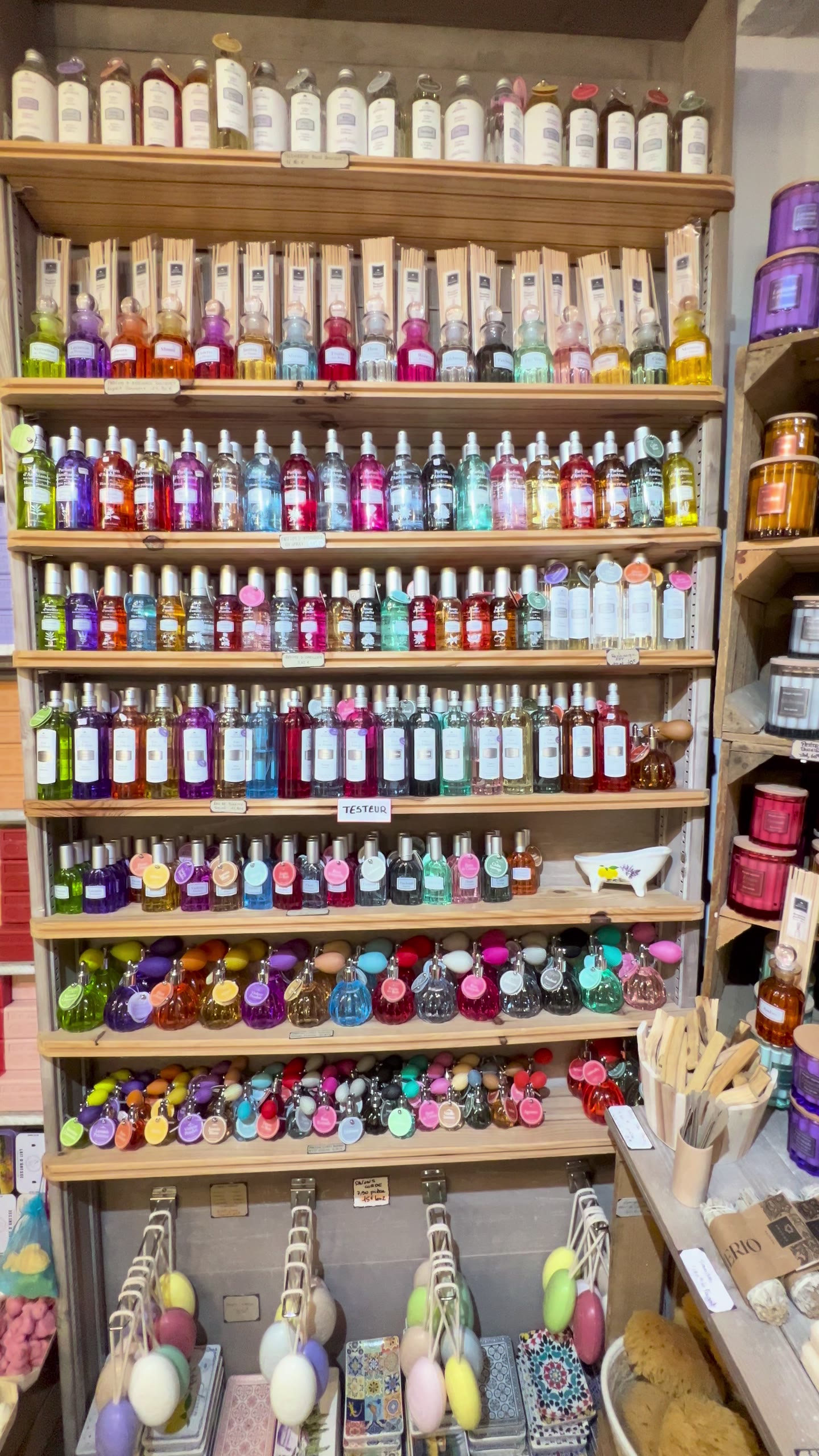 Le mur de parfums d'ambiance et brumes aux senteurs de Provence de la boutique