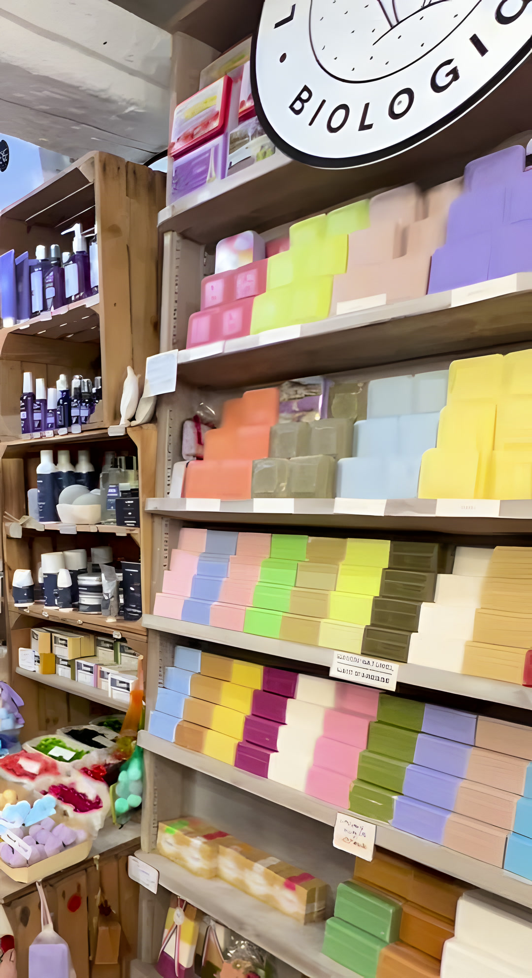 Étagères de la boutique remplies de tranches de savon de Marseille multicolores